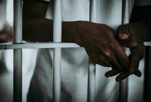 Deux proches d’Alpha Condé emprisonnés pour corruption en Guinée