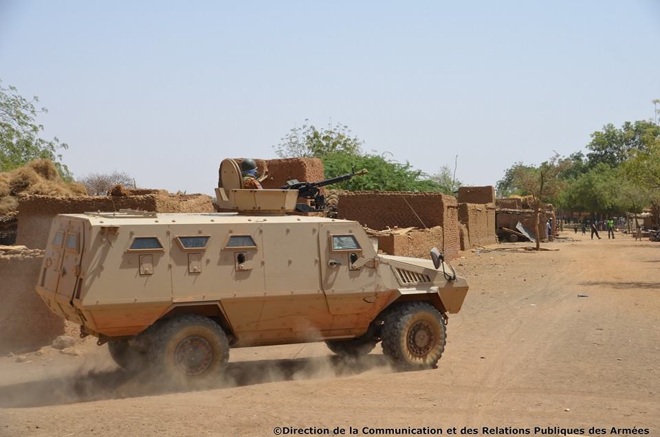 Burkina : l'armée récupère un véhicule blindé des terroristes et d'autres matériels