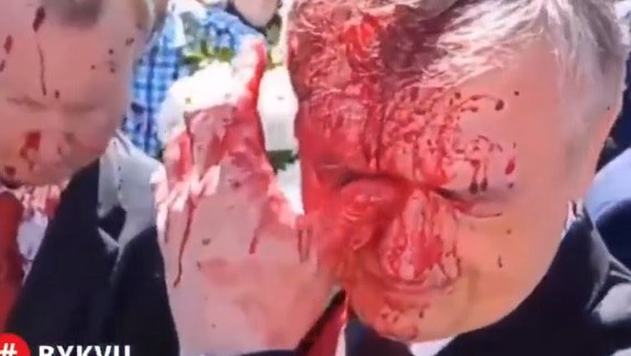 Pologne : l'ambassadeur russe aspergé de peinture rouge ( vidéo)