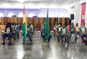 Assimi Goïta reçoit 17 marcheurs guinéens ayant fait 1626 km