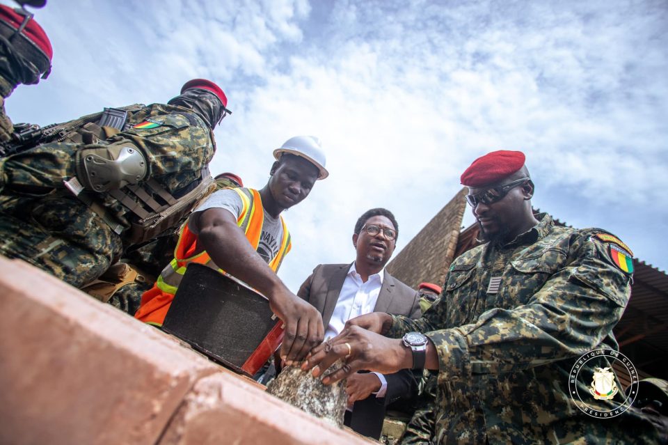 Mamadi Doumbouya pose la première pierre de l'école des chemins de fer