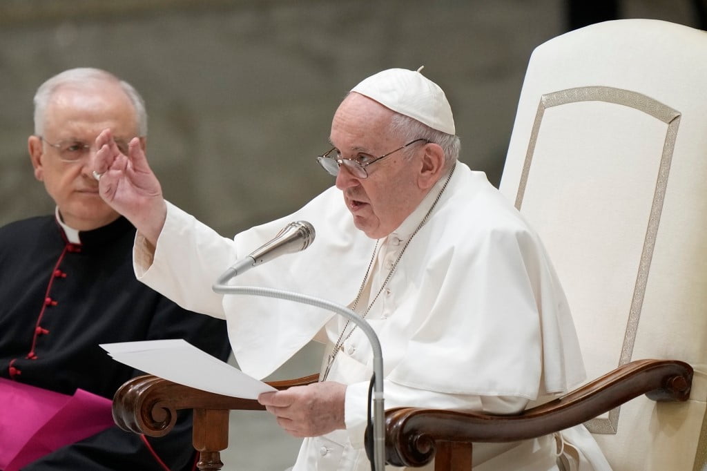 Le pape François rencontre les invités transgenres de l'église de Rome