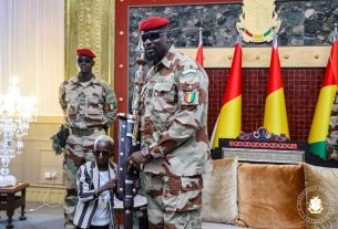 Guinée : L'ambassadeur Grand P reçoit un passeport diplomatique