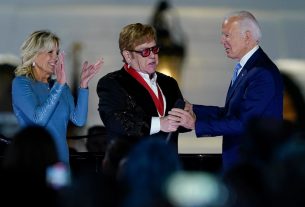 Biden surprend Elton John avec une médaille