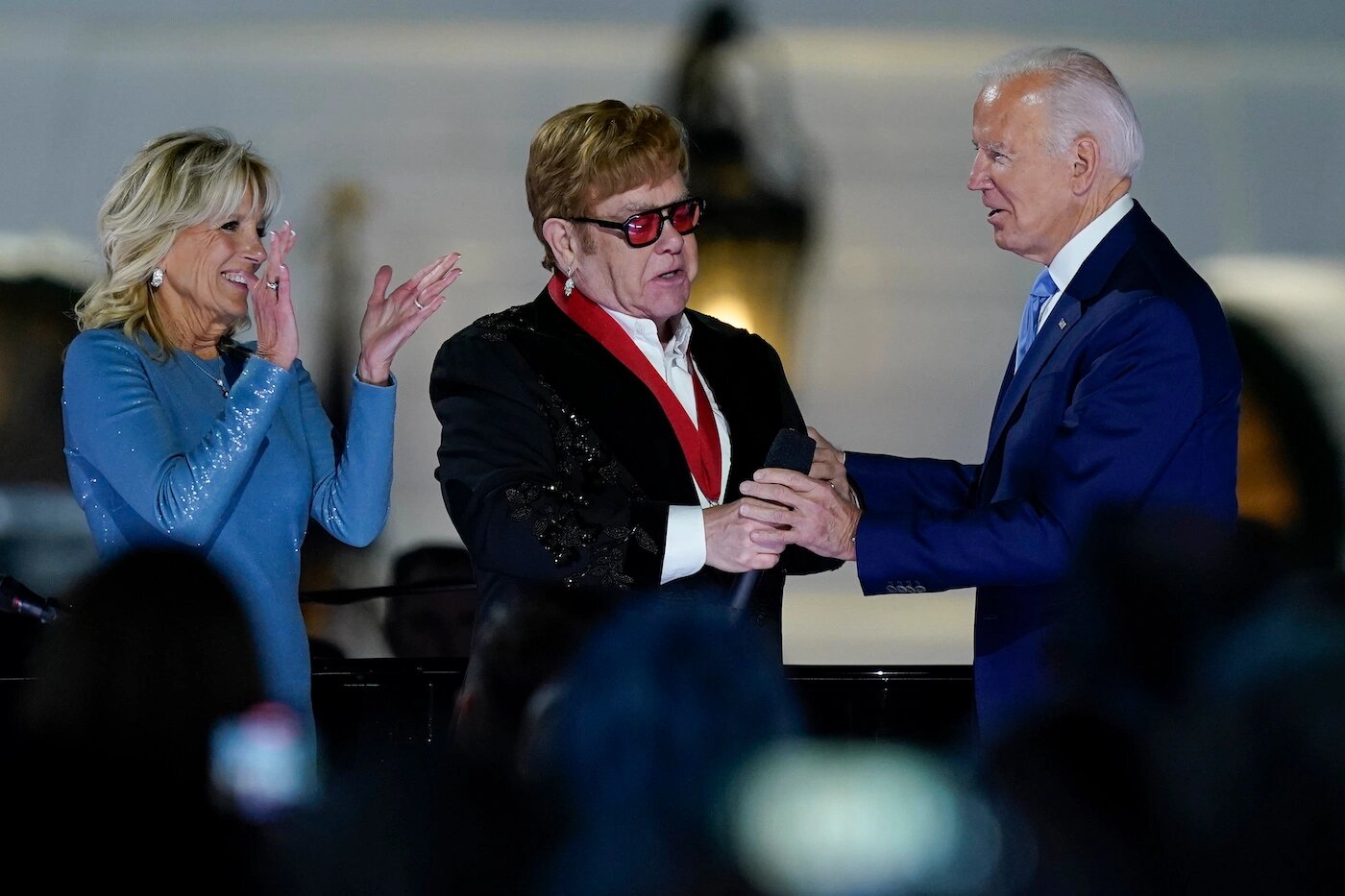 Biden surprend Elton John avec une médaille