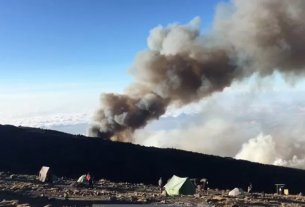 Une partie du mont Kilimandjaro en feu