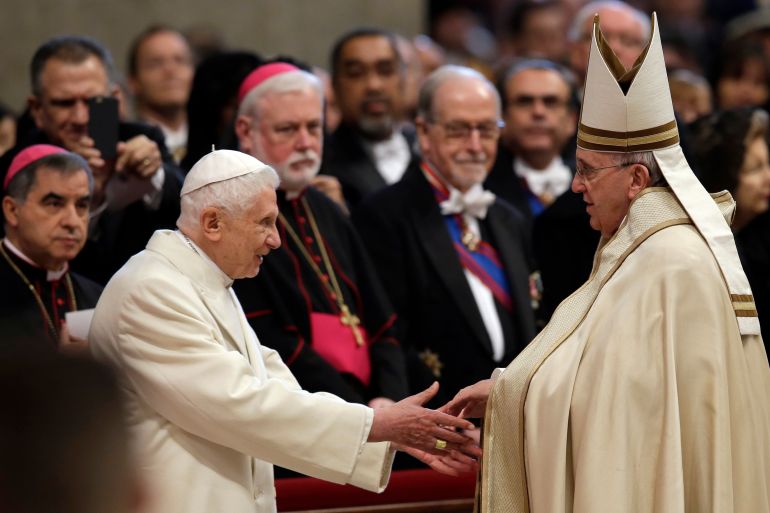 Le pape François demande de prier pour Benoît XVI qui est "très malade"