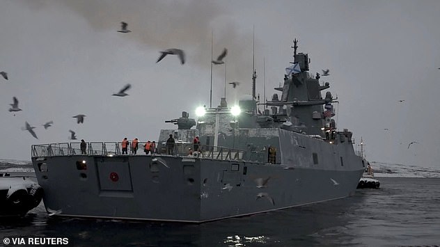 Un navire russe armé de missiles hypersoniques navigue vers le Royaume-Uni, la Royal Navy réagit