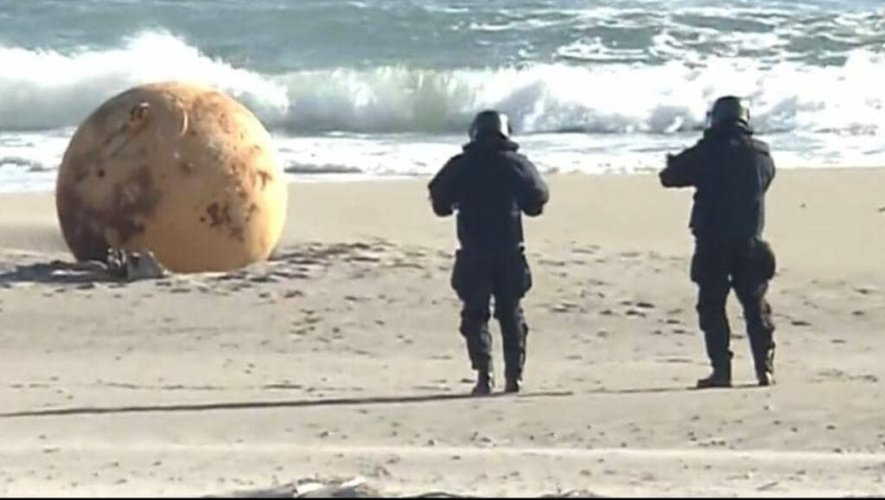 Japon : Une sphère métallique échouée sur une plage