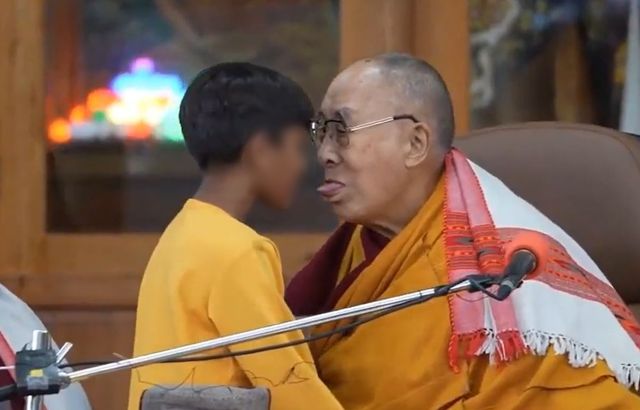 Le Dalaï Lama présente ses excuses après avoir demandé à un garçon de lui s*cer la langue