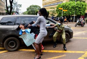 La police ougandaise arrête 11 femmes députés lors d'une manifestation