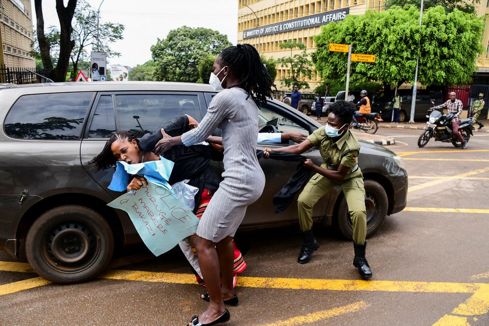 La police ougandaise arrête 11 femmes députés lors d'une manifestation