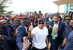 Cameroun : Mbappé accueilli par une foule