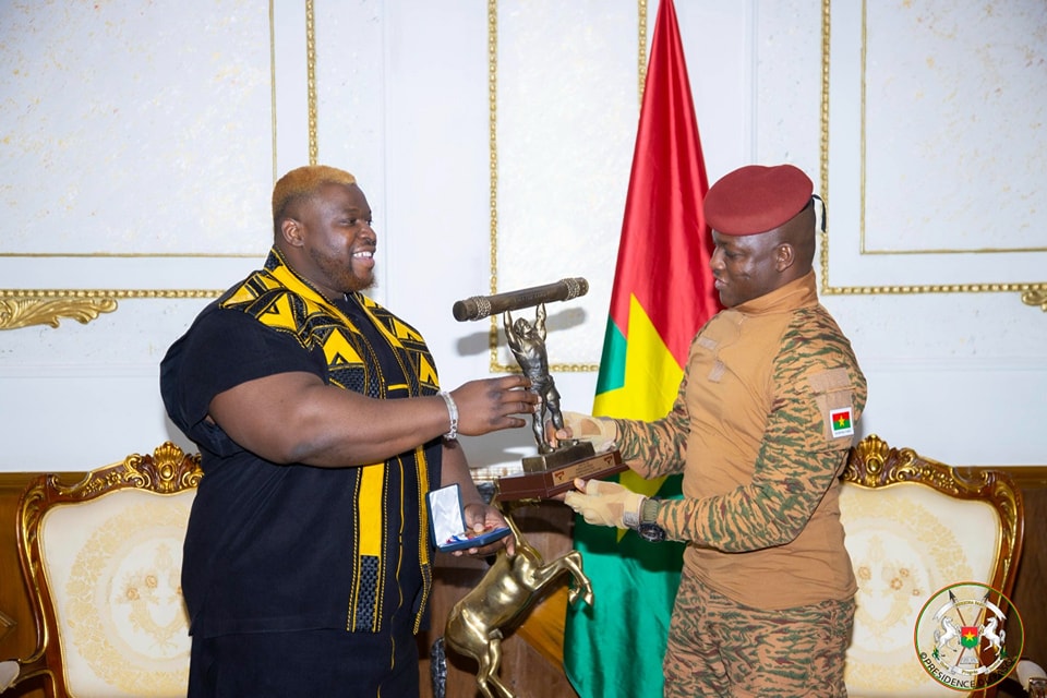Burkina : Iron Biby fait Officier de l’Ordre de l’Étalon