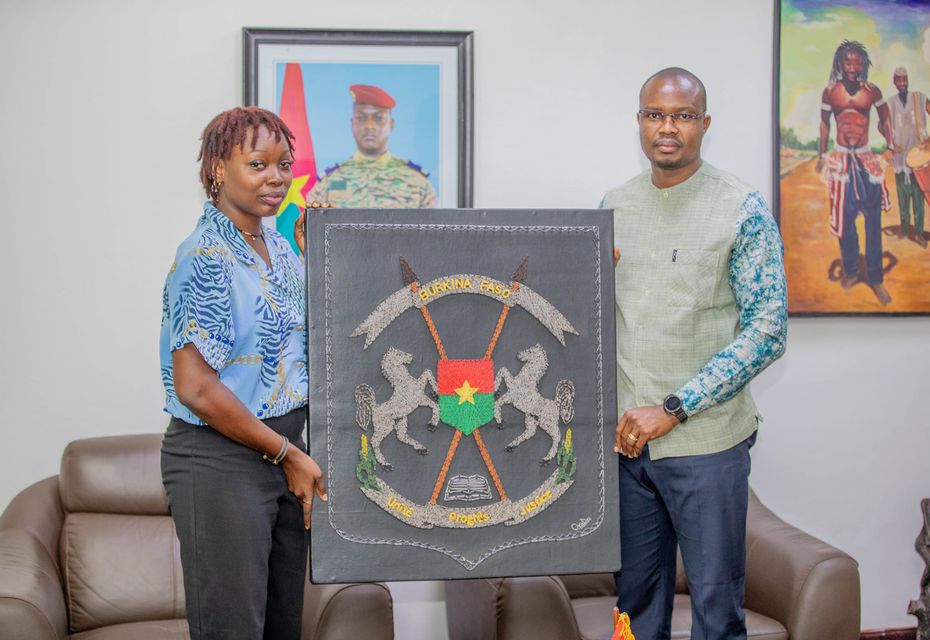 Burkina : la Togolaise Débora DEGBEKOUTO présente son œuvre d'art au Ministre d'État Jean Emmanuel OUÉDRAOGO 