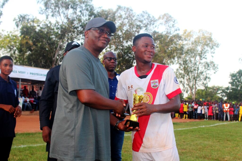 Bébéto de B-52 et Afanou Kossivi Eloire de Azigo FC