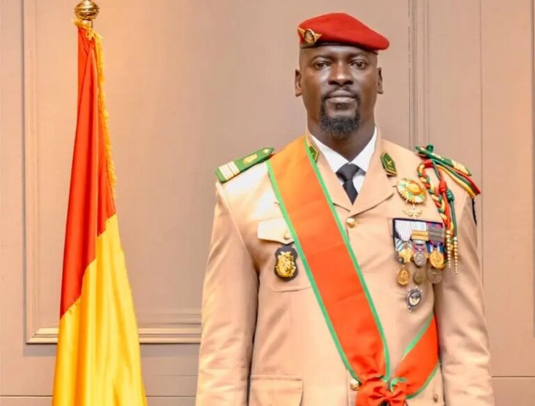 Une plainte déposée contre Mamadi Doumbouya en France