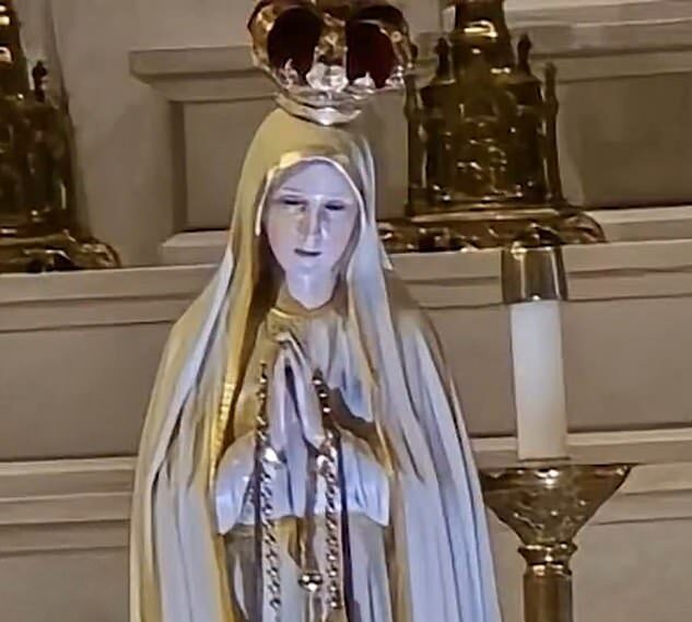 Une statue de la Vierge Marie filmée en train de fermer les yeux