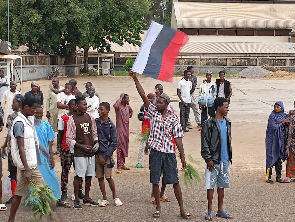 Arrestation de manifestants agitant des drapeaux russes au Nigeria