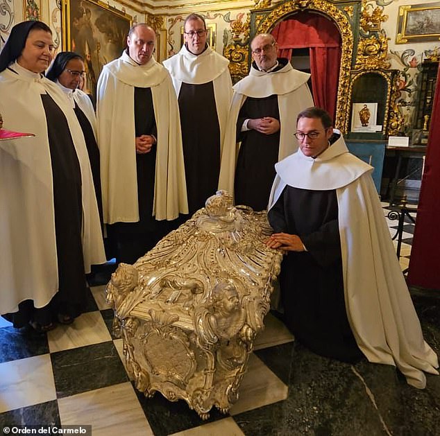 Le corps de Sainte Thérèse d'Avila parfaitement conservé 400 ans après sa mort (experts)