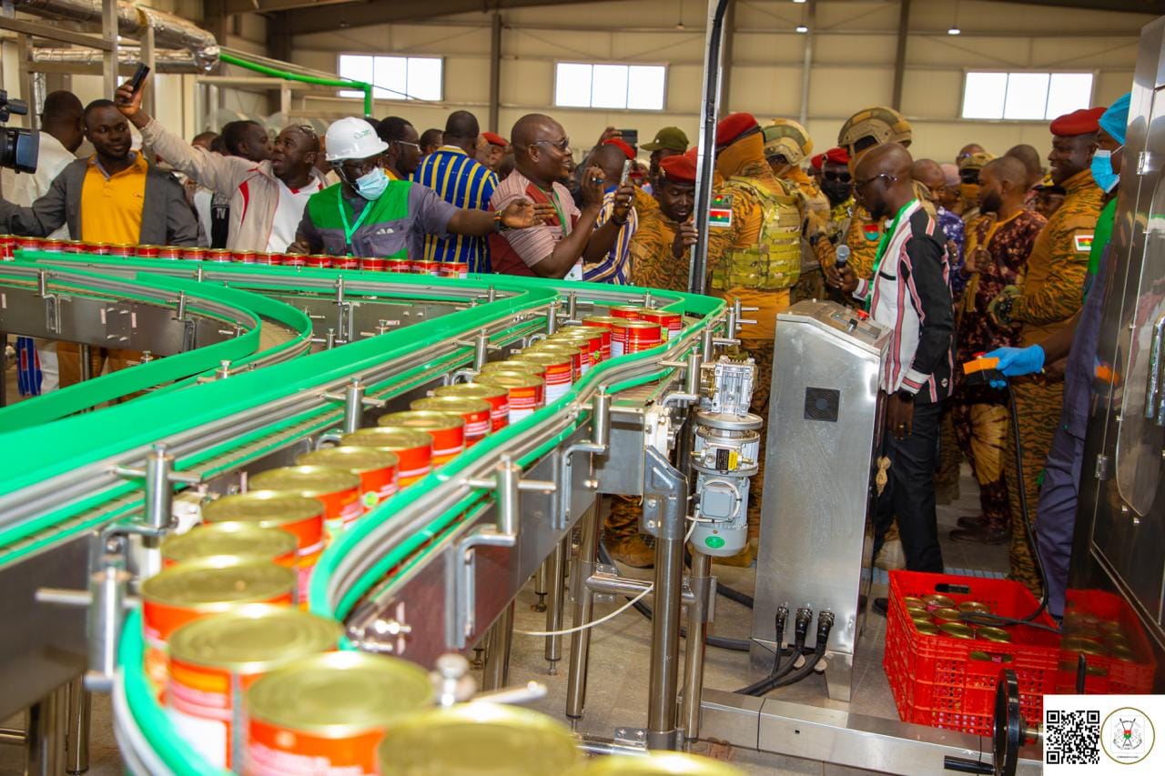 Burkina : Ibrahim Traoré inaugure une usine de transformation de tomates à Bobo-Dioulasso