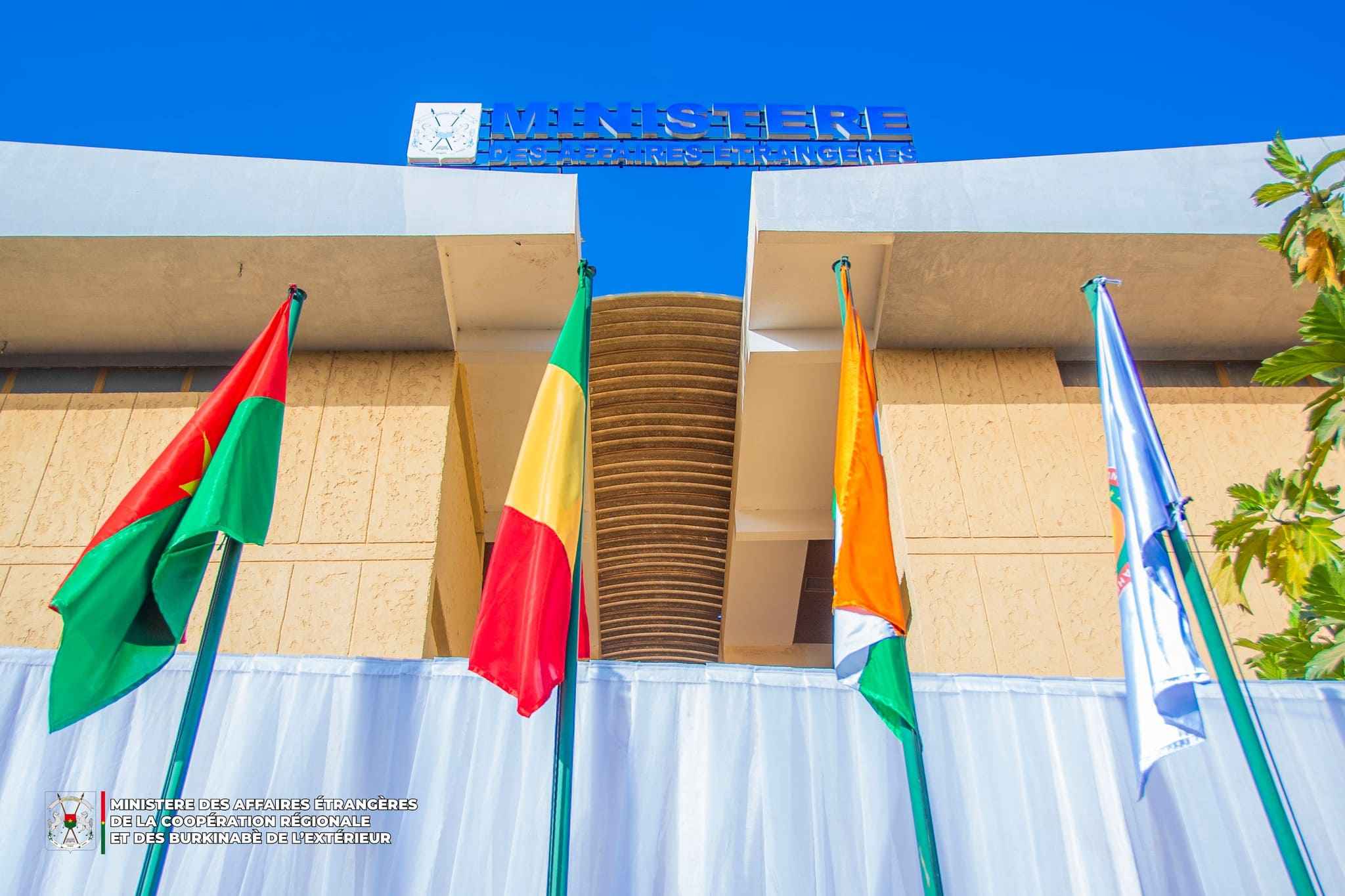 Burkina : montée du drapeau de l’AES pour remplacer celui de la CEDEAO