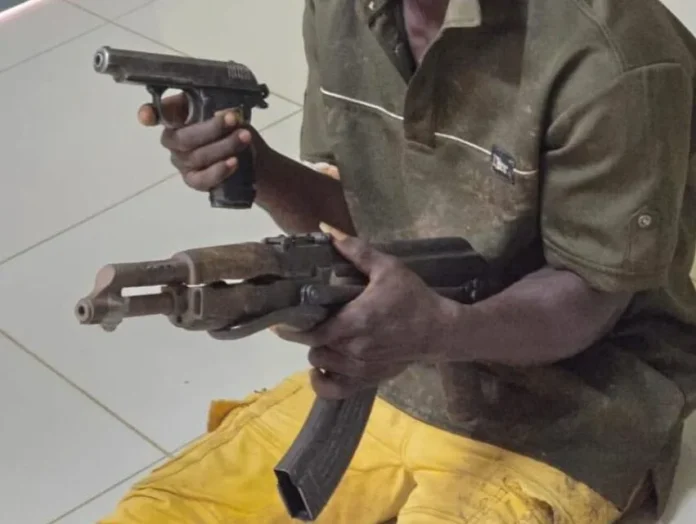 Un-individu-arme-apprehende-par-la-police-dAdzope